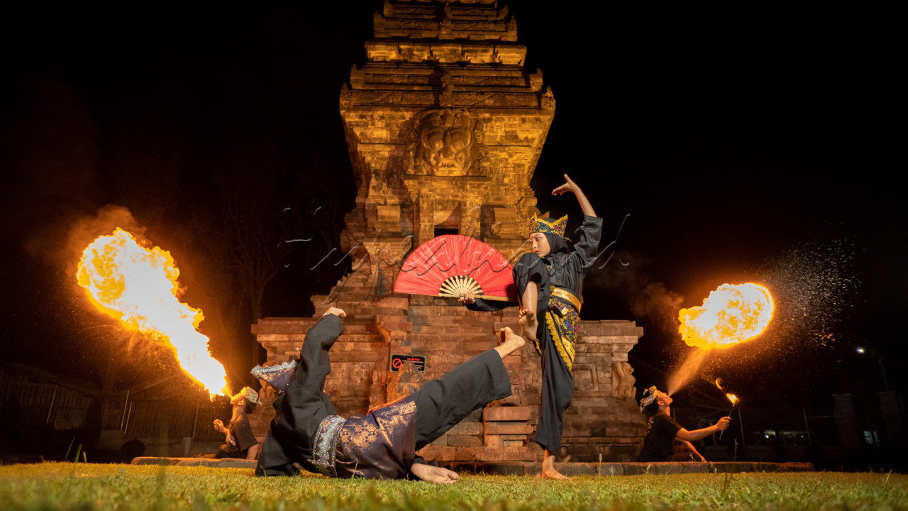 Pencak silat bukan hanya olahraga, tapi juga warisan budaya bangsa. Sudah menjadi kewajiban bagi generasi muda pencak silat Indonesia untuk memadukan nilai-nilai tradisional dengan semangat modernitas dalam upaya menjaga warisan budaya Indonesia.