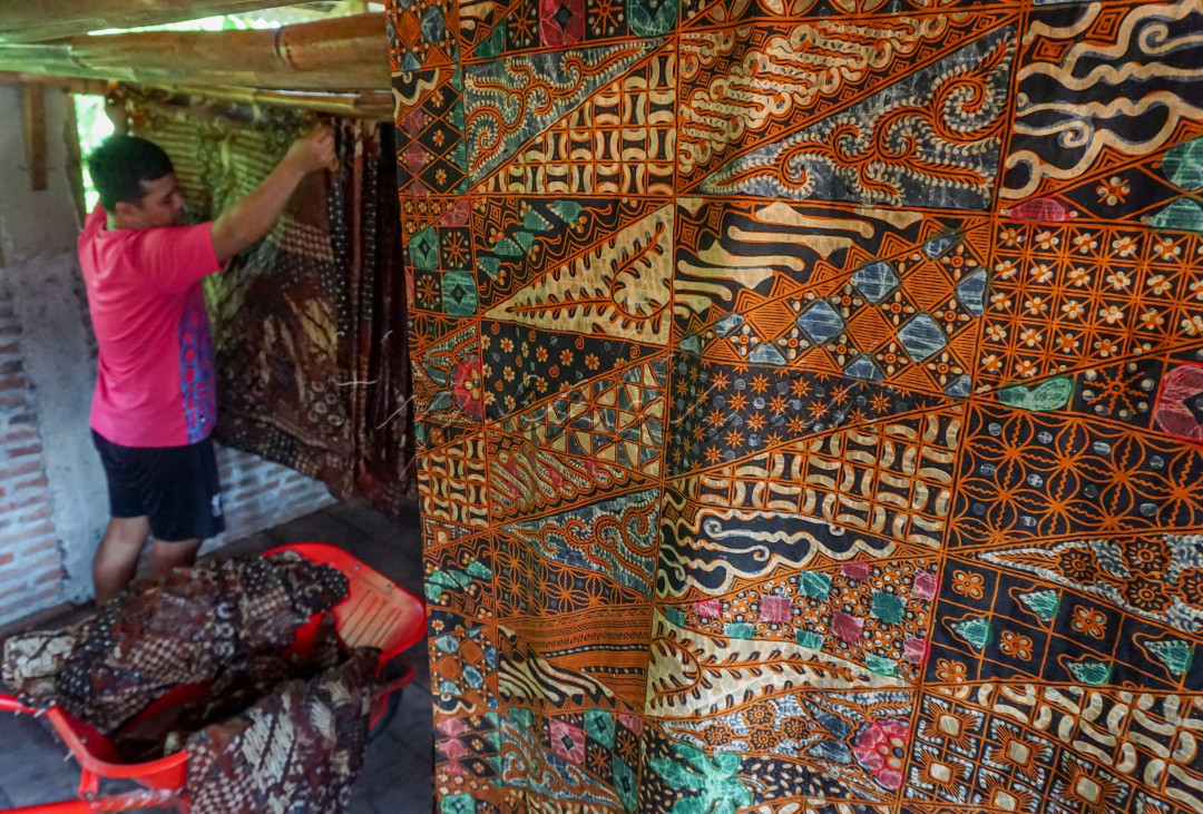 Pekerja kerajinan Bayik di desa Kliwonan, Masaran Sragen sedang menjemur batik setelah proses perendaman. Batik dari kerajinan ini kebanyakan dipasarkan ke berbagai wilayah dan para pedagang yang ada di pasar Klewer Solo dan pedagang batik di Yogyakarta.&nbsp;