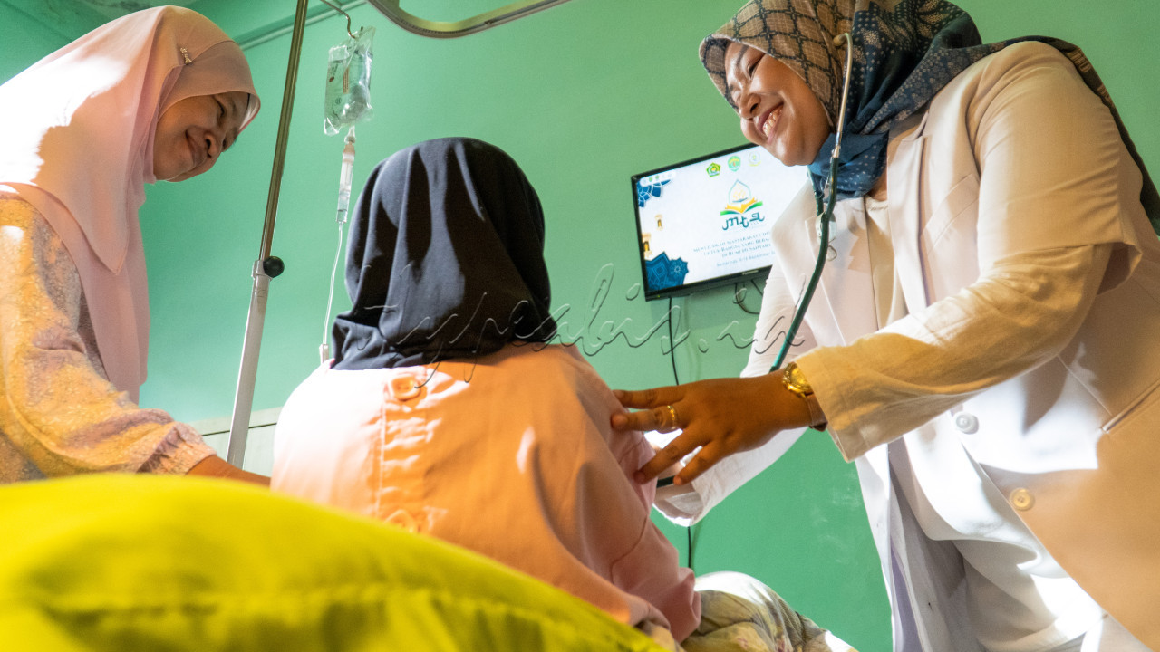 Dari ranjang sakit, ia memancarkan cahaya iman yang begitu indah. Matahari Kecil Penerang Negeri, engkau adalah bukti bahwa semangat tidak pernah padam. suara merdu dari tilawatil Quran menemani hari-harimu. Engkau adalah bukti bahwa iman adalah kekuatan terbesar untuk membangun negeri ini ke arah lebih baik lagi.