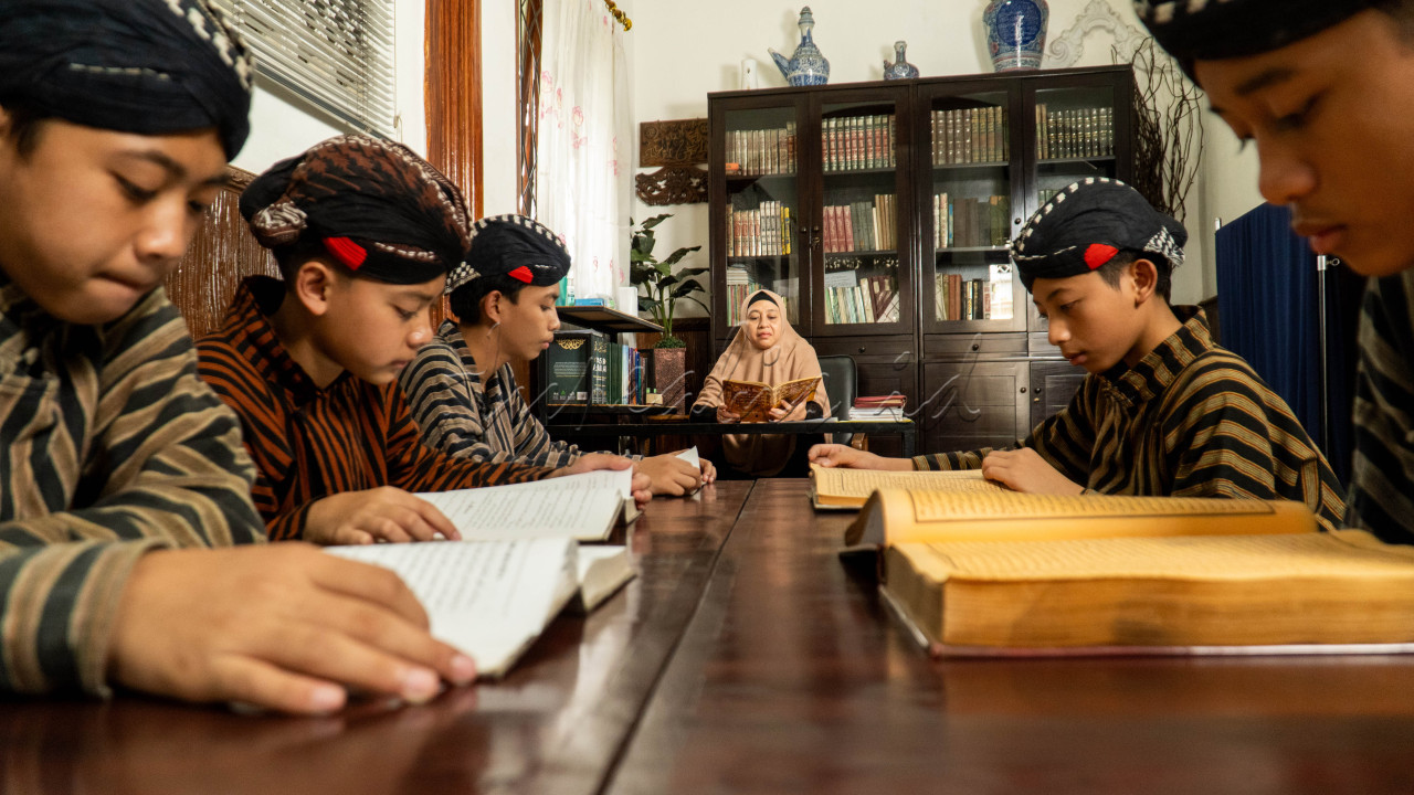Anak-anak ini tidak pernah patah semangat untuk terus belajar, meskipun tantangan menghadang. Dengan tekad yang kuat, mereka mempelajari kitab kuning, sumber ilmu yang tak ternilai. Setiap ayat yang mereka baca, setiap hikmah yang mereka serap, menjadi cahaya yang menerangi jalan menuju kemajuan. Inilah gelora dalam membangun negeri, dari generasi penerus yang tak kenal lelah menuntut ilmu, demi masa depan yang gemilang.<br />
&nbsp;