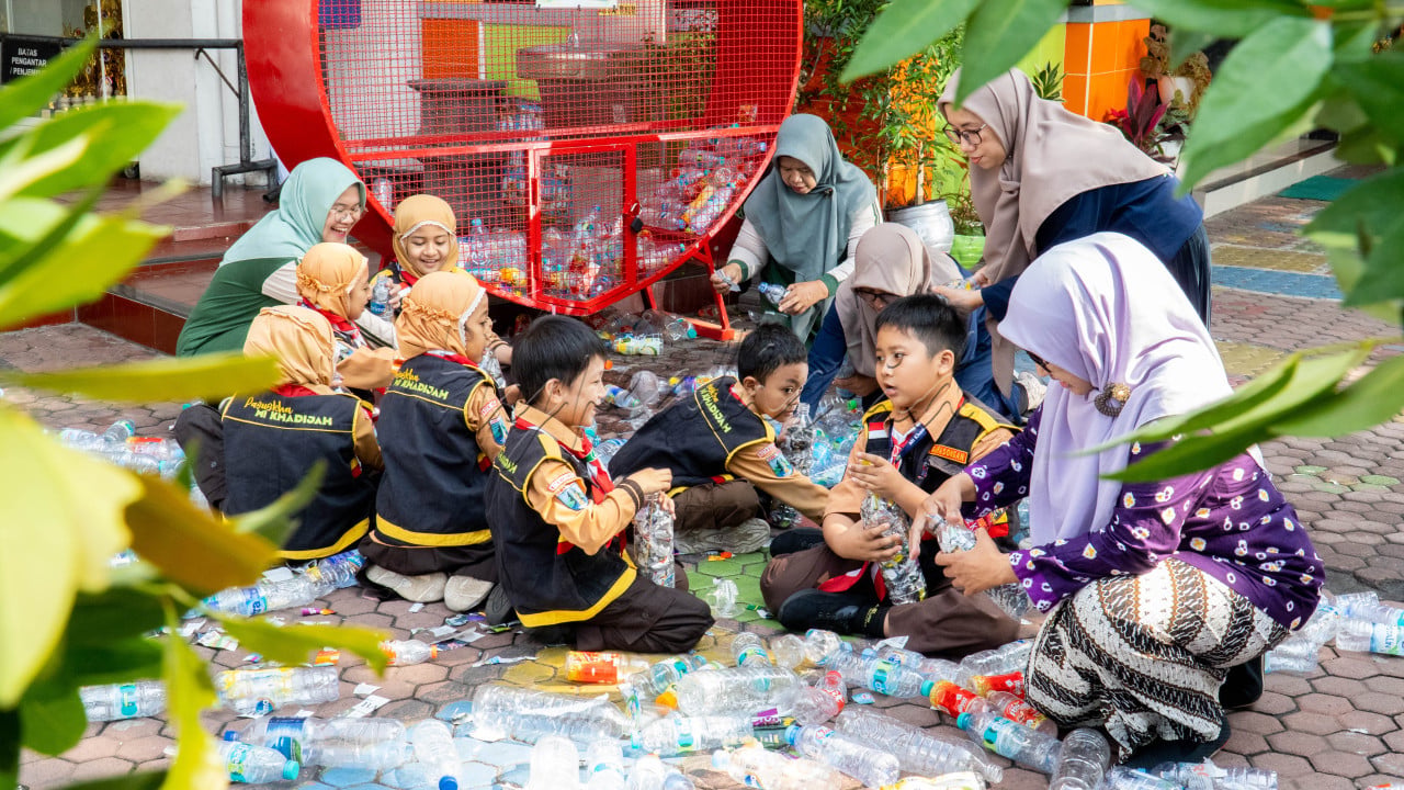 Di tengah tantangan lingkungan yang semakin mendesak, anak-anak ini menunjukkan kepedulian luar biasa dengan mengelola sampah plastik botol bekas minuman. Dengan tangan kecil mereka, mereka mengubah sampah menjadi solusi. Setiap aksi mereka adalah bagian dari gelora membangun negeri, berkontribusi pada bumi yang lebih bersih dan lestari. Mereka adalah pahlawan kecil yang memberi harapan besar bagi masa depan bumi kita.<br />
&nbsp;