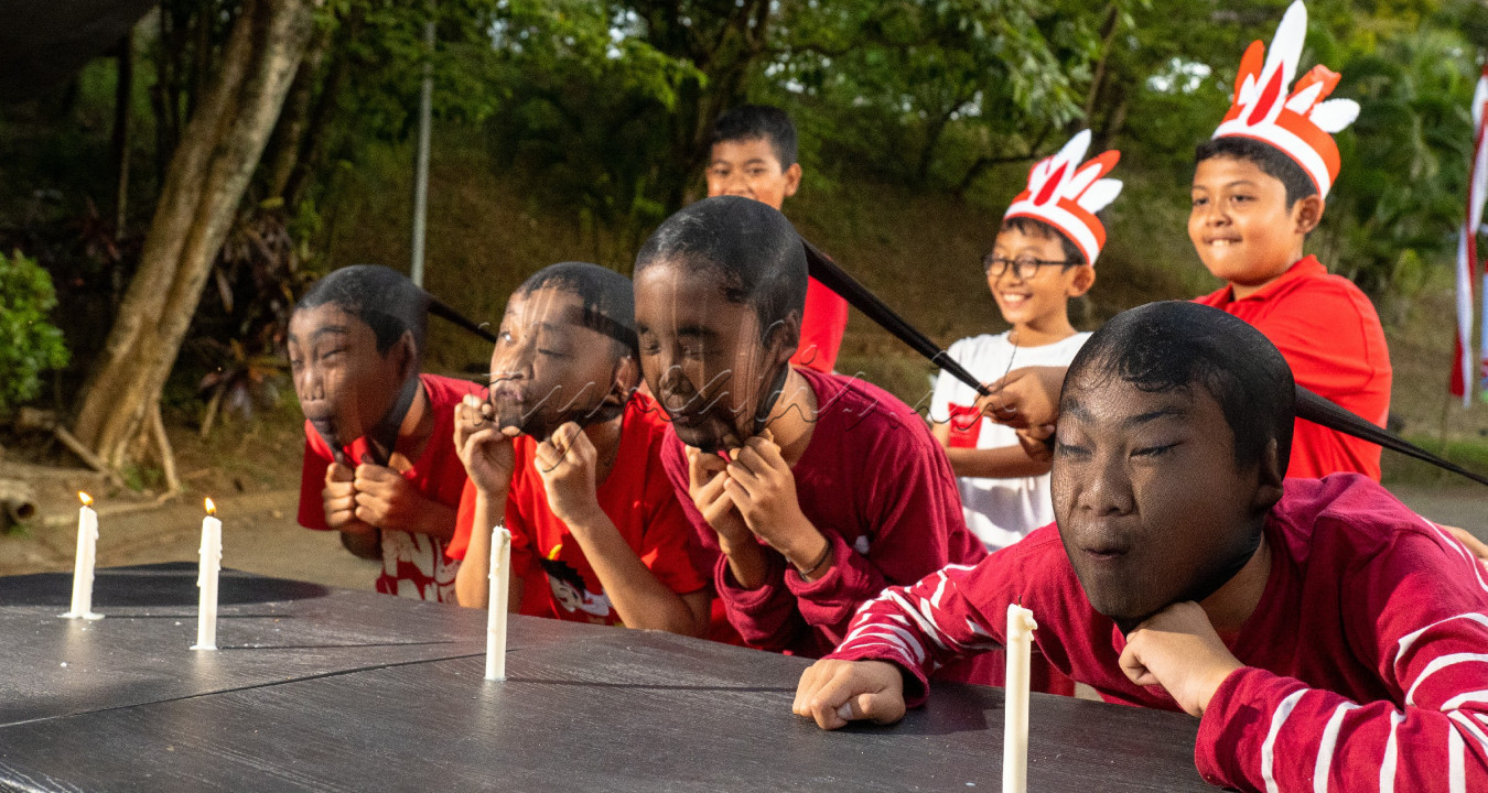 Di tengah keceriaan lomba tiup lilin, anak-anak ini menunjukkan semangat juang yang tak pernah padam. Dengan wajah tertutup stocking, mereka berlomba untuk merayakan kemerdekaan RI, menandakan bahwa semangat kemerdekaan tak terhalang oleh apapun. Setiap tiupan lilin adalah simbol dari gelora membangun negeri, menyatukan hati dan jiwa untuk terus maju, berjuang, dan mengisi kemerdekaan dengan karya nyata. Mereka adalah penjaga api semangat kemerdekaan yang akan menerangi masa depan bangsa.<br />
&nbsp;