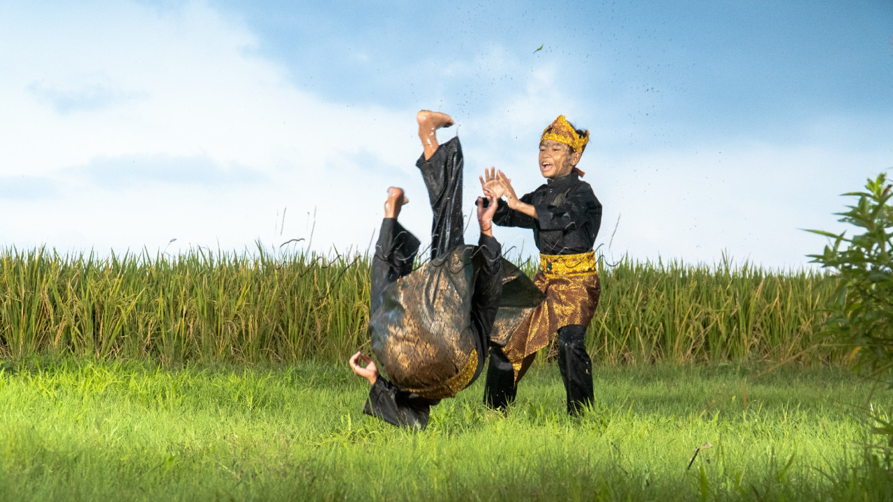Sejak kecil, mereka telah menanamkan benih-benih patriotisme. Melalui pencak silat, mereka belajar bukan hanya bela diri, tapi juga nilai-nilai kebangsaan. Masa depan bangsa ada di tangan mereka!<br />
&nbsp;