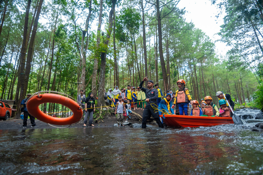 Sejumlah anak-anak dari salah satu SD di Kabupaten Lumajang, Jawa Timur sedang mengikuti latihan penyelamatan menggunakan perahu dan alat-alat evakuasi. Pelatihan ini dilakukan untuk pengenalan sejak dini mengenai upaya penyelamatan atau evakuasi dalam keadaan darurat dan melatih berpikir cepat serta peka terhadap lingkungan. Tidak hanya itu kegiatan ini juga berpengaruh pada pola berpikir kritis dan penyelesaian masalah yang baik.