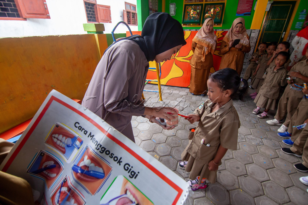 Gosok gigi merupakan kegiatan menjaga kesehatan gigi yang pasti dilakukan sehari-hari. Maka dari itu harus dibiasakan untuk menerampkan gosok gigi yang baik dan benar. Kegiatan edukasi gosok gigi yang baik dan benar sejak dini merupakan upaya untuk mencegah terjadinya beragam permasalahan kesehatan yang berawal dari gigi. Karena posisi gigi berada di dalam mulut yang mana mulut merupakan pintu utama segala macam asupan yang masuk ke dalam tubuh hingga pada akhirnya akan diolah oleh sistem yang lain di dalam tubuh.