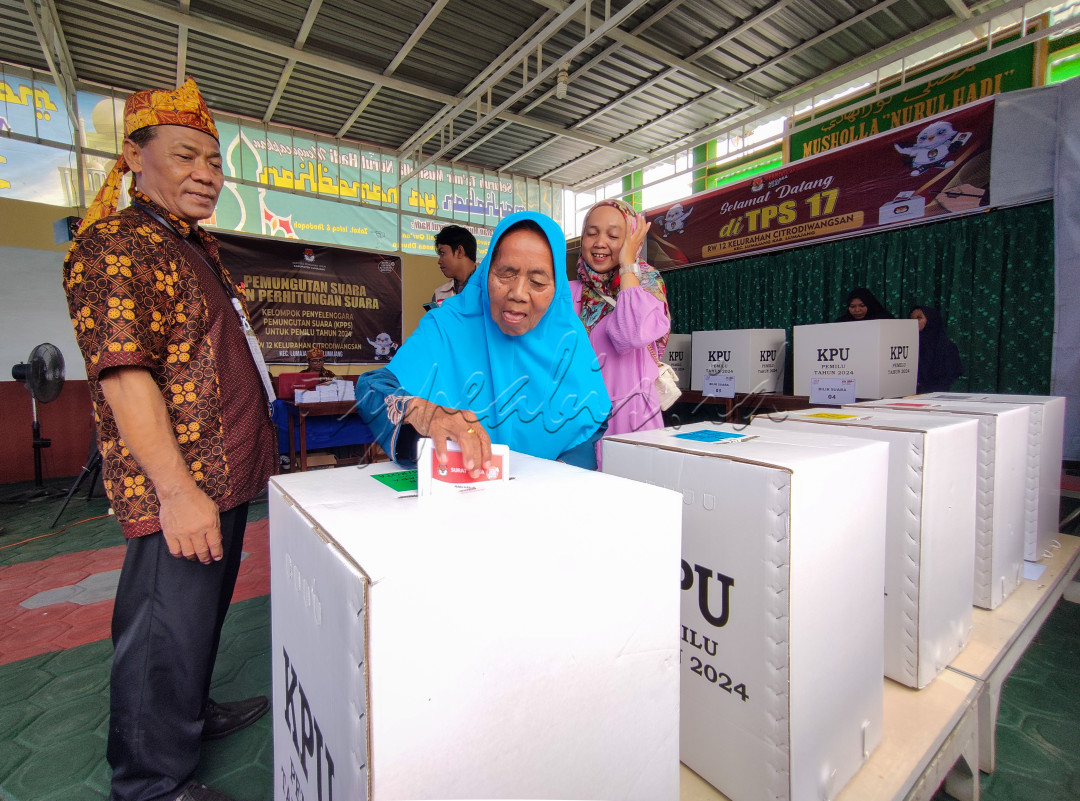 Dalam pemungutan suara dalam rangka pemilihan kepala tertinggi negara hingga yang paling rendah, siapapun yang dalam kondisi berakal dan sehat memiliki hak yang sama yaitu memberikan hak suaranya untuk memilih pasangan calon yang maju. Tahun ini Indonesia melakukan dua kali pemungutan suara dalam pemilu yaitu yang pertama untuk presiden, wakil presiden, DPR dan DPD kemudian yang kedua untuk gubernur dan bupati/walikota. Dari yang berusia 17 tahun atau sudah mempunyai KTP hingga lansia berhak memberikan suaranya.