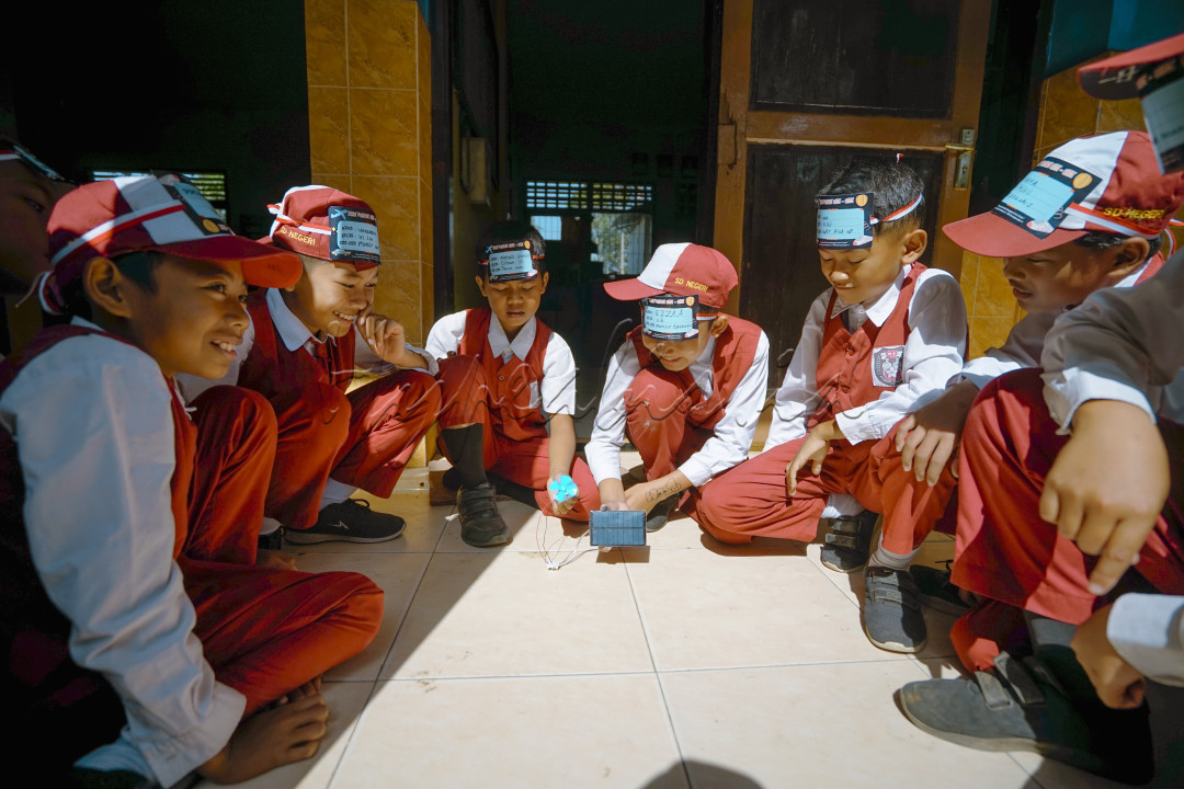 Dalam rangka penggunaan energi terbarukan, anak-anak perlu mengenal beberapa inovasi tekhnologi seperti pembangkit listrik tenaga surya. Dengan praktik yang simple dan dilakukan sejak Sd, imajinasi anak akan lebih cepat untuk menciptakan sebuah karya di masa depan dan berguna untuk kehidupan sehari-hari kelak.
