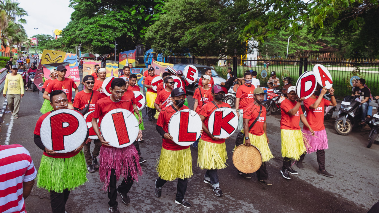 Penampilan masyarakat yang unik dan menarik dengan menggunakan kostum adat Papua dalam acara kirab budaya sebelum pelaksanaan Pilkada 2024.
