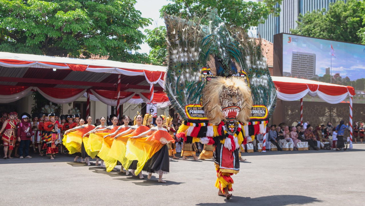 Keindahan penampilan kolaborasi budaya antara reog ponorogo dan tarian selendang api dalam acara HUT provinsi Jatim yang ke 79 tahun