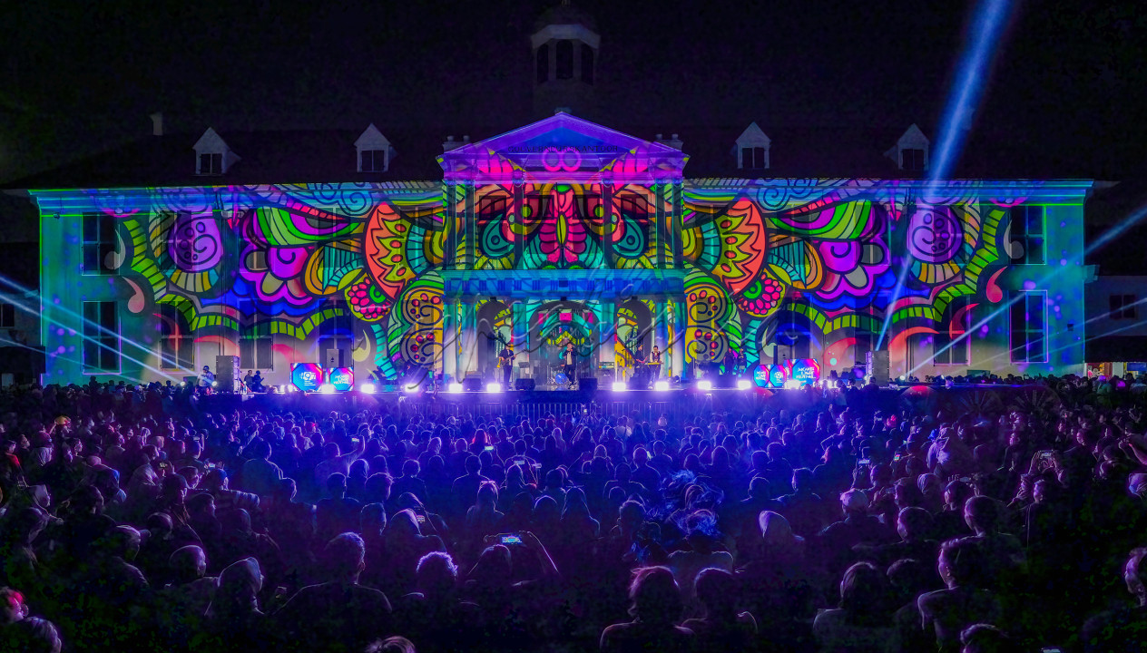<div style="text-align: justify;">Pada acara ulang tahun Jakarta ke 497, diadakan Jakarta Light Festival. Dalam festival ini, disajikan tentang pembangunan negeri khususnya Jakarta.</div>