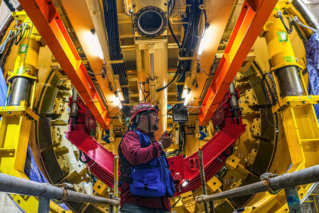 Tunnel Boring Machine adalah alat yang digunakan untuk membor didalam tanah proyek MRT fase kedua