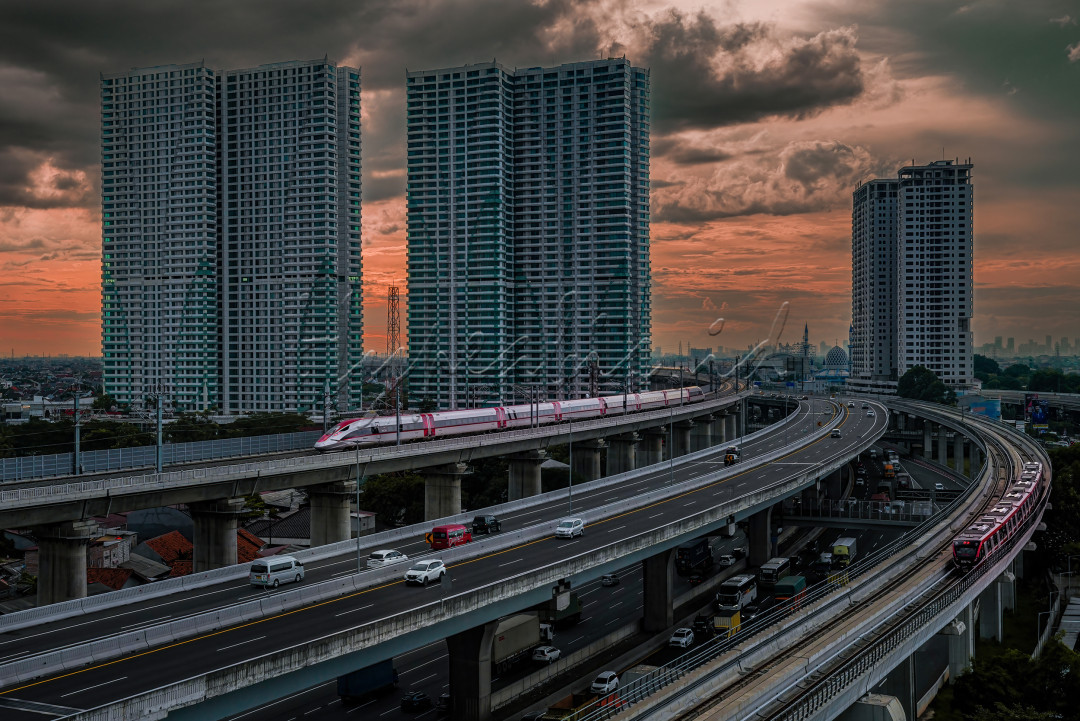 <div style="text-align: justify;">Pembangunan Whoosh dan LRT yang merupakan pembangunan infrastruktur yang diharapkan dapat memperlancar arus lalu lintas dari Jakarta, Bekasi, dan Bandung.</div>