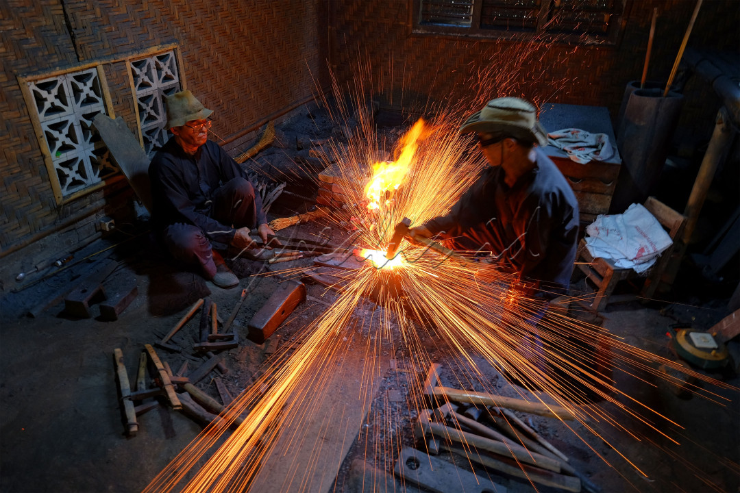 Empu Sungkowo Harumbrodjo merupakan satu-satunya pembuat keris yang masih bertahan di Daerah Istimewa Yogyakarta dan Jawa Tengah.<br />
<br />
Proses pembuatan keris membutuhkan ketelitian dan waktu yang cukup lama, tergantung pada kerumitan dan tenaga yang dibutuhkan. Waktu yang dibutuhkan untuk membuat sebilah keris bisa mencapai satu bulan hingga 40 hari.