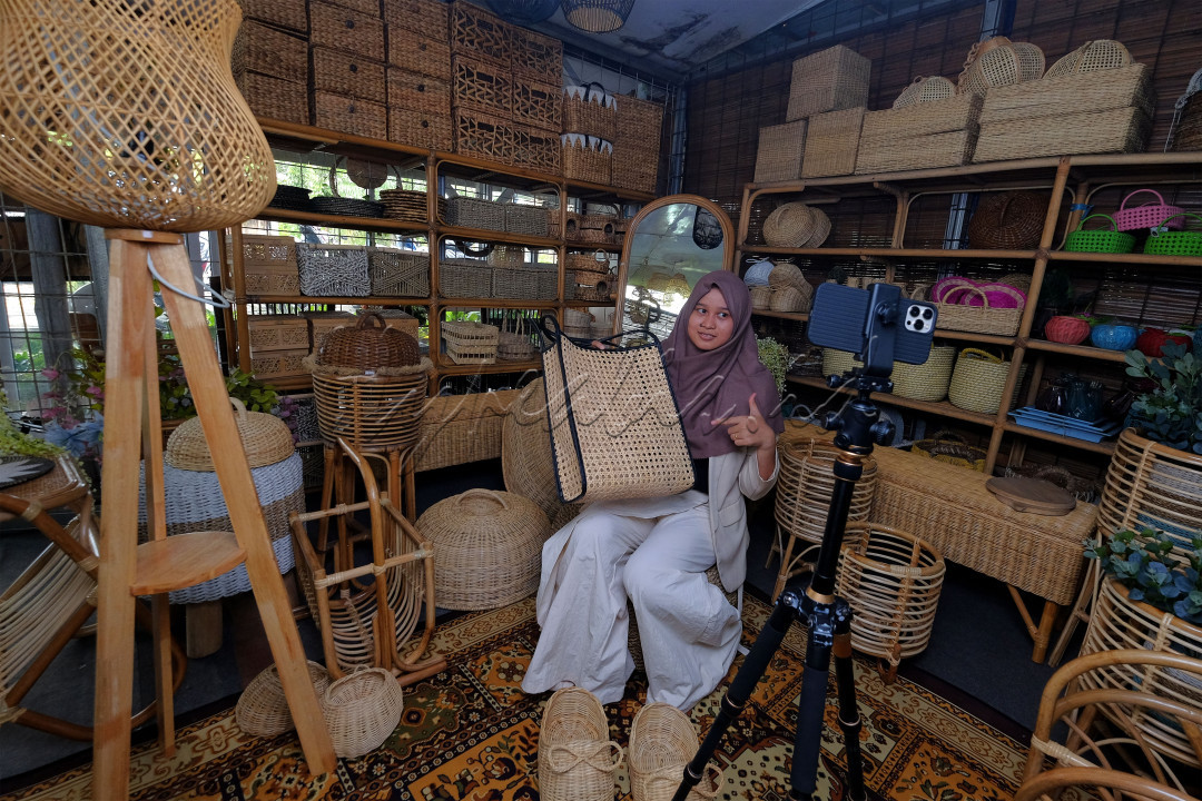 Salah satu karyawan produk kerajinan rotan di Pekanbaru, Riau. Menjual kerajinan anyaman berbahan rotan melalui Live Shopping. Live shopping memiliki banyak manfaat, baik bagi pelanggan maupun bagi bisnis online seperti Pengalaman belanja yang lebih interaktif, Meningkatkan kepercayaan dan kepuasan pelanggan, Menghemat waktu dan sumber daya dan lain sebagainya.