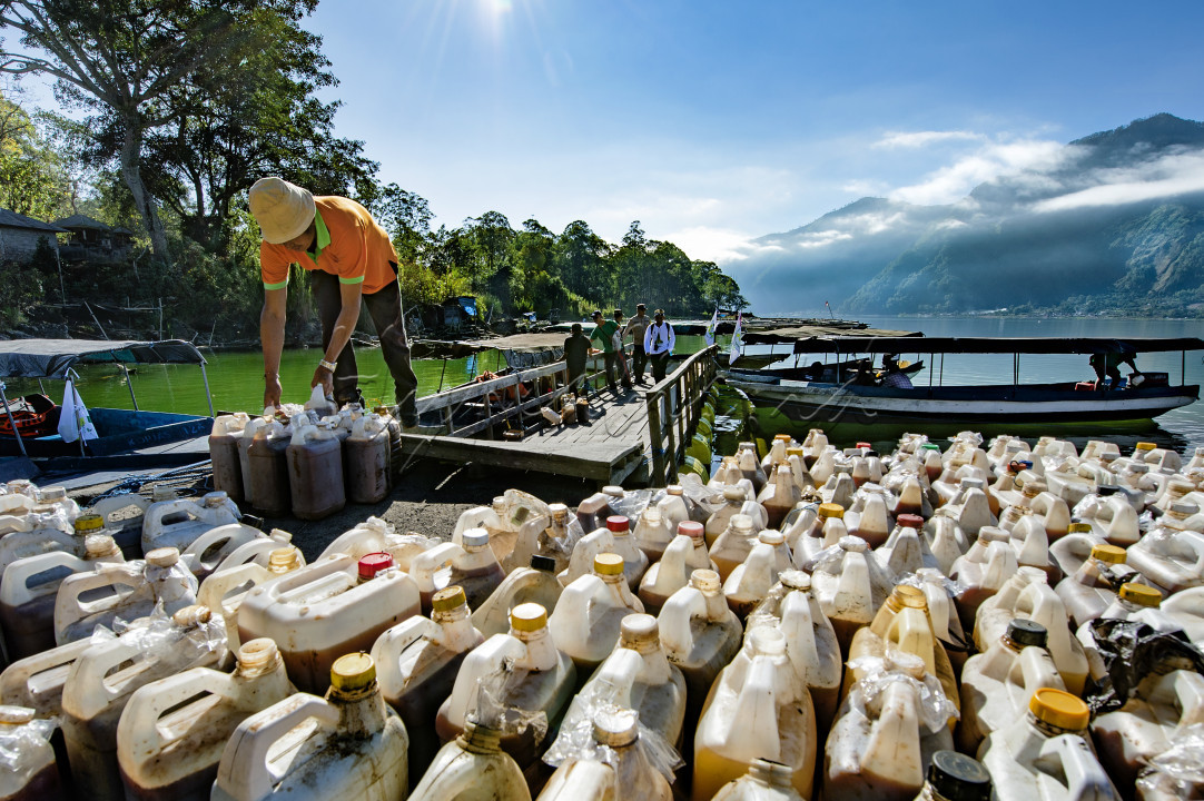 Danau Batur yang terletak dikecamatan Kintamani Kabupaten Bangli Bali merupakan tempat Destinasi wisata yang sangat menarik disamping sebagai budidaya Ikan oleh masyarakat setempat namun berjalannya waktu dan pengaruh pengaruh lingkungan yang semakin kurang baik perlu penyelamatan sekaligus pelestarian Danau itu sendiri kterlebih airnya yang sudah mulai terlihat keruh.<br />
hal inilah yang menaji pemikiran masyarakat dan istansi terkait untuk mengembalikan kondisi air maupun lingkungan sekitar dengan sistim Eco Enzym yang berupa cairan permentasi sayur sayuran sebagai solusi untuk pemjernihan dan kesehatan air sebagai upaya yang ramah lingkungan dengan melibatkan berbagai elemen masyarakat.