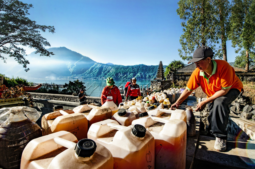 Danau Batur yang terletak dikecamatan Kintamani Kabupaten Bangli Bali merupakan tempat Destinasi wisata yang sangat menarik disamping sebagai budidaya Ikan oleh masyarakat setempat namun berjalannya waktu dan pengaruh pengaruh lingkungan yang semakin kurang baik perlu penyelamatan sekaligus pelestarian Danau itu sendiri kterlebih airnya yang sudah mulai terlihat keruh.<br />
hal inilah yang menaji pemikiran masyarakat dan istansi terkait untuk mengembalikan kondisi air maupun lingkungan sekitar dengan sistim Eco Enzym yang berupa cairan permentasi sayur sayuran sebagai solusi untuk pemjernihan dan kesehatan air sebagai upaya yang ramah lingkungan dengan melibatkan berbagai elemen masyarakat.