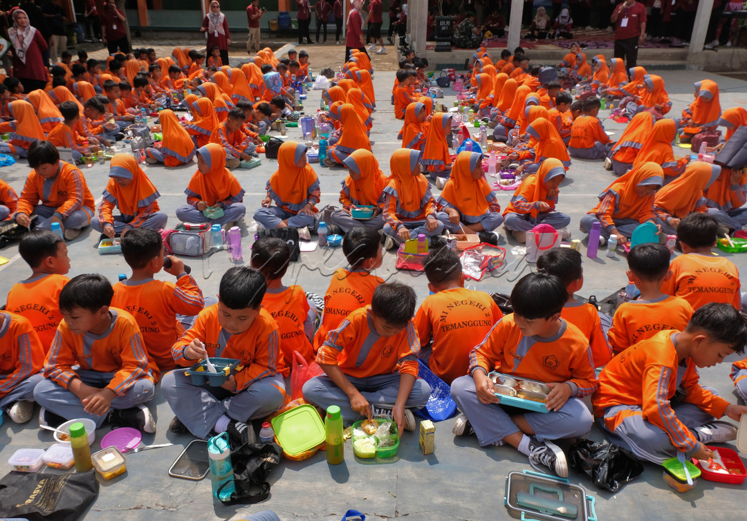 Sejumlah siswa menyantap makanan bekal dari rumah saat peluncuran dan pengukuhan kader gerakan makan sehat bergizi di Madrasah Ibtidaiyah Negeri 2 Parakan, Temanggung, Jawa Tengah, Jumat (22/11/2024). Kegiatan dalam rangkaian Projek Penguatan Profil Pelajar Pancasila (P5) dan Rahmatan Lil Alamin tersebut mengusung tema Jiwaku Sehat Tubuhku Kuat sebagai wujud partisipasi menyukseskan program pemerintah Makan Bergizi Gratis (MBG).