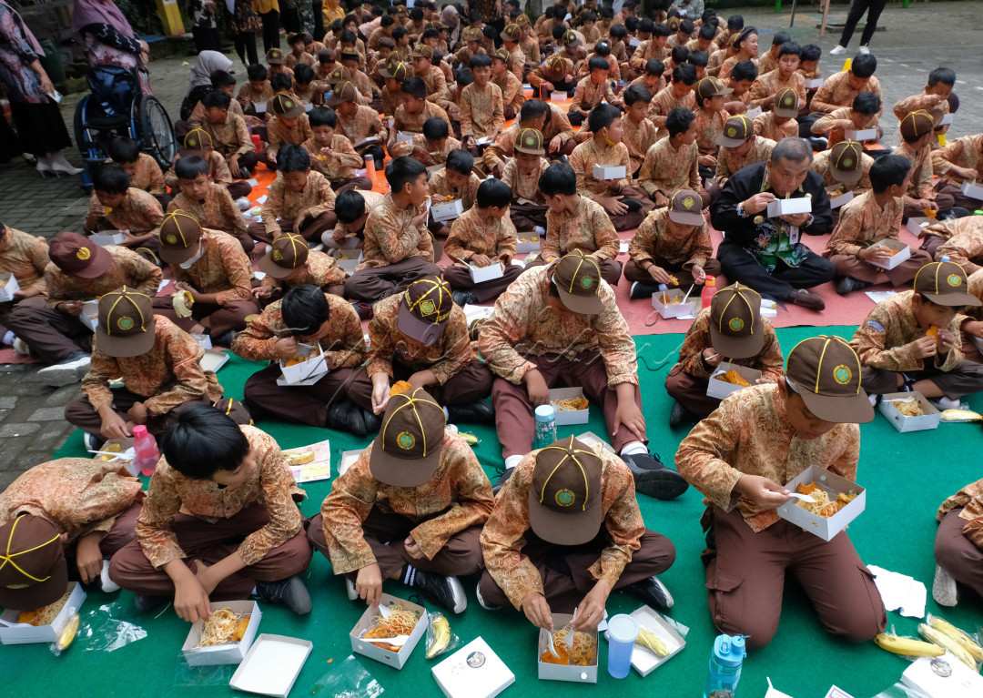 Sejumlah anak menyantap makanan bersama peluncuran program Makan Bergizi Gratis (MBG) untuk anak sekolah di SD Negeri 10 Wonosobo, Jawa Tengah, Jumat (8/11/2024). Program makan bergizi gratis bertujuan untuk meningkatkan gizi anak-anak di tingkat dasar guna m.endukung pemerintah menuju generasi emas 2045