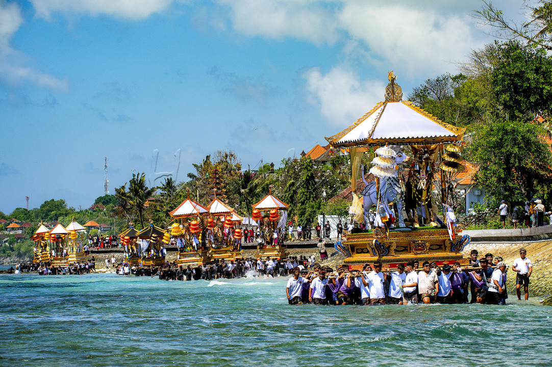 Tradisi Ngaben yang sangat unik yang ada di Pulau Nusa Penida Klungkung Bali dimana prosesinya berjalan tidak seperti biasa dimana saat perjalanan menuju kuburan semua sarana Ngaben digotong secara gotong royong melalui Laut.