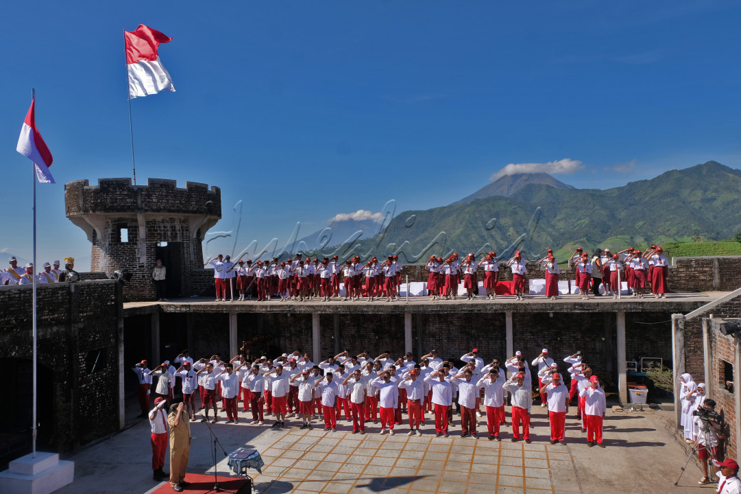 Peserta mengikuti upacara bendera memperingati HUT ke-79 Kemerdekaan RI di Mbeteng Sata kawasan lereng Gunung Prau Desa Campurejo, Tretep, Temanggung, Jawa Tengah, Sabtu (17/8/2024). Upacara HUT RI di lokasi bersejarah tempat mengintai penjajah Belanda pada jaman perjuangan tersebut bertema Merdeka Pendidikan dan diikuti pelajar, petani dan remaja dengan berseragam siswa sekolah dasar.&nbsp;