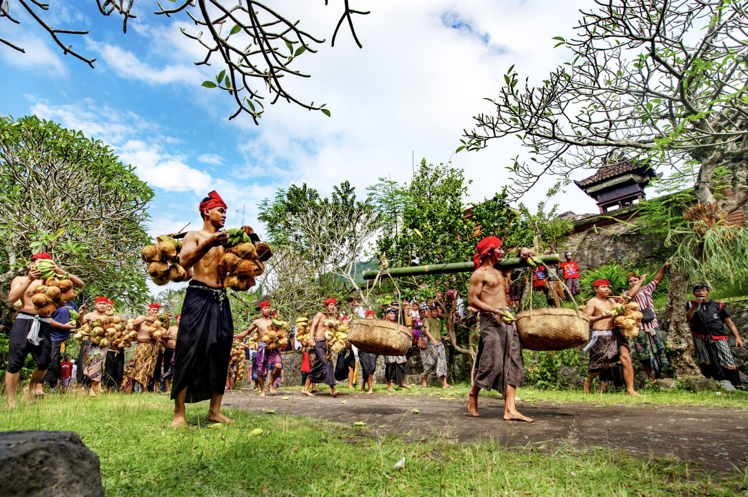 Tradisi Mesabatan yang ada didesa Tenganan Dauh Tukad Karangasem Bali merupakan tradisi warisan yang sakral sehingga masyarakat setempat selalu menghormati dan melestarikan tradisi ini sebagi wujud dari perjuangan dalam membangun negeri melalui pelestarian tradisi warisan leluhur.