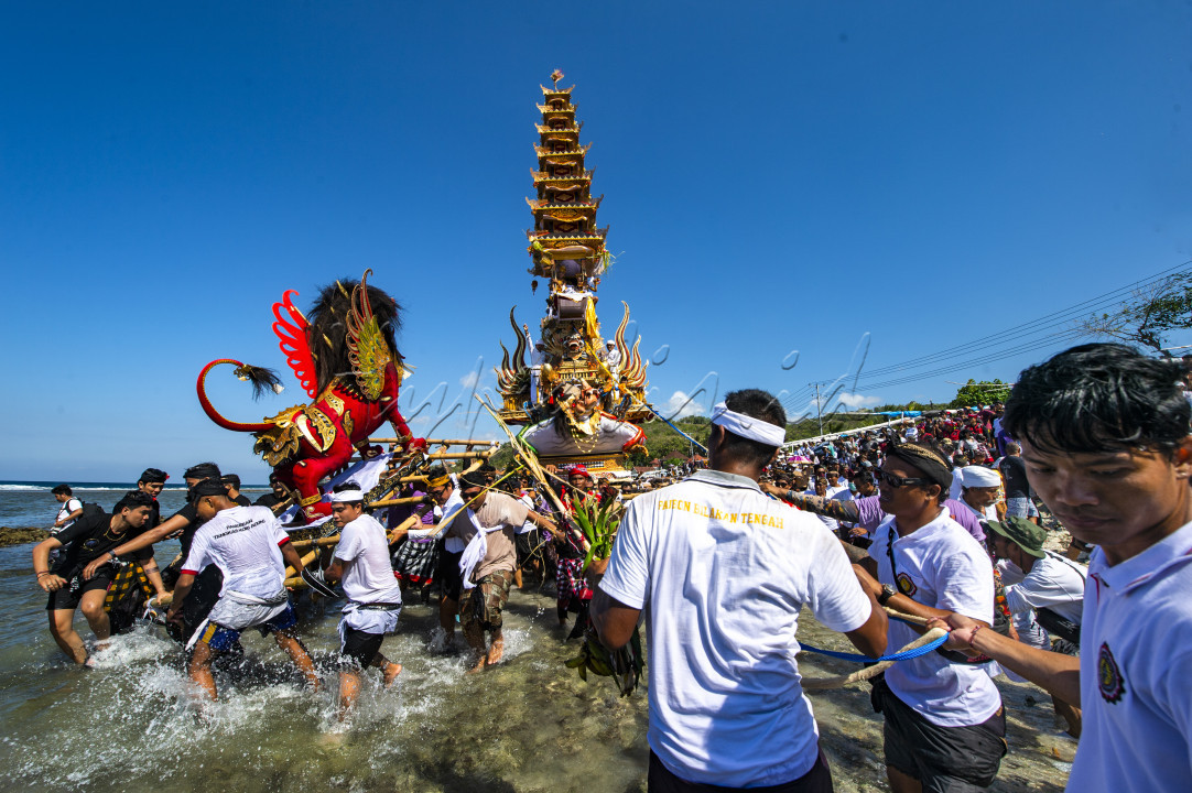 Tradisi Ngaben yang sangat unik yang ada di Pulau Nusa Penida Klungkung Bali dimana prosesinya berjalan tidak seperti biasa dimana saat perjalanan menuju kuburan semua sarana Ngaben digotong secara gotong royong melalui Laut.