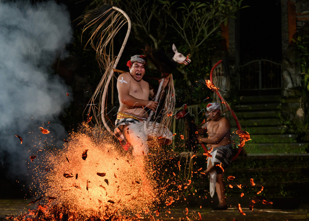 Tarian sanghyang jaran sebuah warisan budaya yang sarat spiritualitas, memancarkan keindahan ritual sakral Bali. Selain menjaga tradisi leluhur, tarian ini menjadi daya tarik pariwisata, memberikan kontribusi signifikan pada kemajuan ekonomi masyarakat setempat.