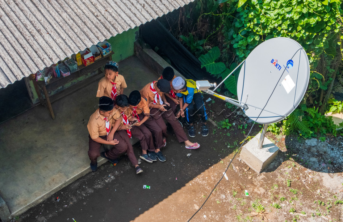 Semangat pembangunan dibidang teknologi dan komunikasi serta pendidikan terlihat langsung dengan pembangunan jaringan internet disekolahan terpencil,agar semua desa di indonesia bisa menikmati internet dan menggunakannya untuk kebutuhan komunikasi