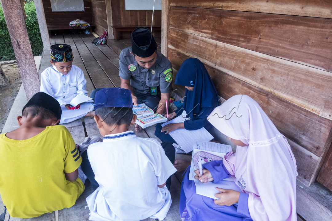 Pembangunan manusia utamanya generasi penerus harus kita mulai sejak dini dengan bekal pelajaran agama karena dengan agama akan terbentuk sebuah akhlak danatitude yang bagus untuk menjadikan sebuah insan tangguh menghadapi perkembangan dunia