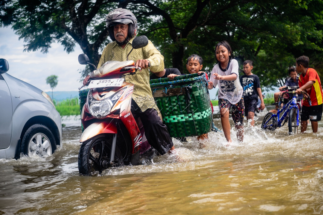 sekelompok anak-anak membantu mendorong pengendara yg motornya mogok&nbsp; karena banjir didesa putatsari,grobogan.<br />
krna budaya gotong-royong dan saling bantu adalah identitas budaya bangsa indonesia sudah selayaknya harus terus tertanam dari generasi ke generasi.