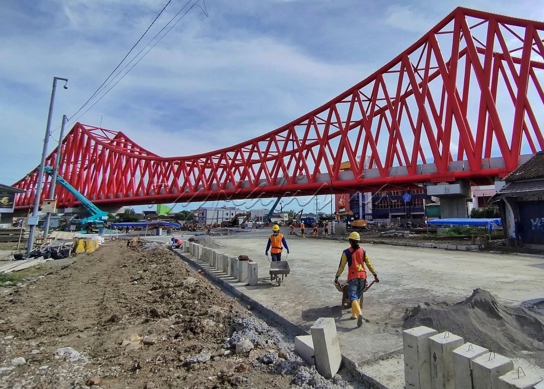 Para pekerja sedang menyelesaikan pekerjaan di simpang joglo banjarsari solo Jawa tengah