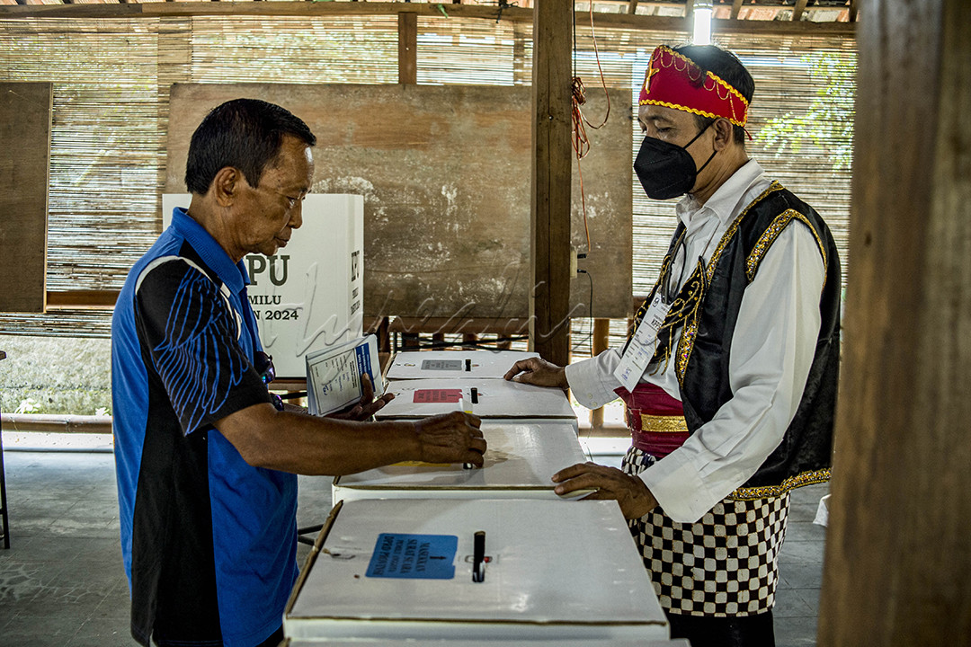 Petugas Kelompok Penyelenggara Pemungutan Suara (KPPS) mengenakan kostum penari badui &nbsp;saat pencobosan Pemilihan Umum Presiden dan Wakil Presiden di Tempat Pemungutan Suara (TPS) 102 Maguwoharjo, Yogyakarta, Rabu (1/2/2024). TPS bertema tarian rakyat Yogyakarta ini untuk menarik minat dan animo warga datang ke TPS memberikan hak pilihnya, petugas KPPS membuat ide unik yakni&nbsp; membuat hiasan atau hiburan dalam konsep pembuatan TPS. Hal itu bertujuan selain sedikit meregangkan suasana panasnya kampanye dan membuat kesan pemilu menjadi lebih sejuk.<br />
&nbsp;
