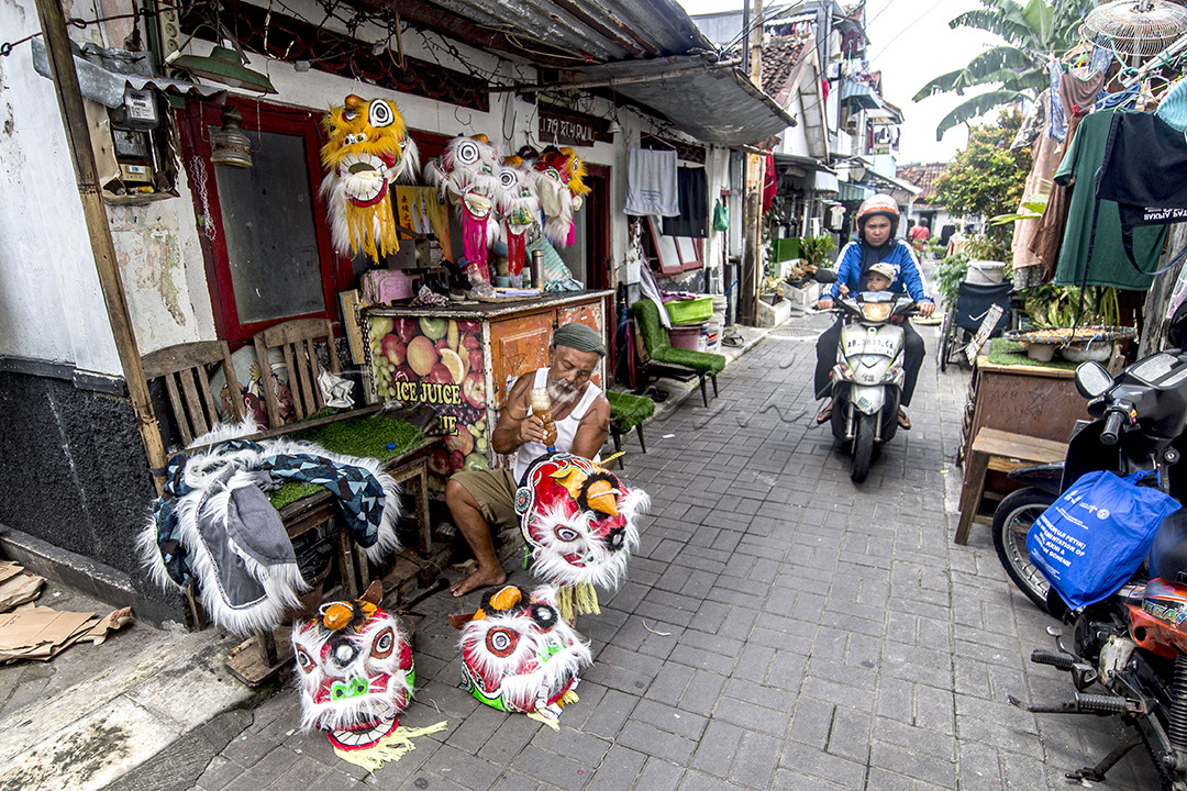 Pengrajin barongsai, Slamet Hadi Prayitno (75) menyelesaikan tahap akhir pembuatan barongsai di rumahnya di Kampung Pajeksan, Yogyakarta, Rabu (31/1/2024). Dalam sehari Pak Slamet mampu membuat 15 barongsai berukuran kecil yang terbuat dari kardus dan kertas. barongsai tersebut dijual Rp 100.000. Menjelang Tahun Baru Imlek, permintaan barongsai berukuran kecil ini mengalami peningkatan sebanyak 100 buah barongsai.&nbsp;