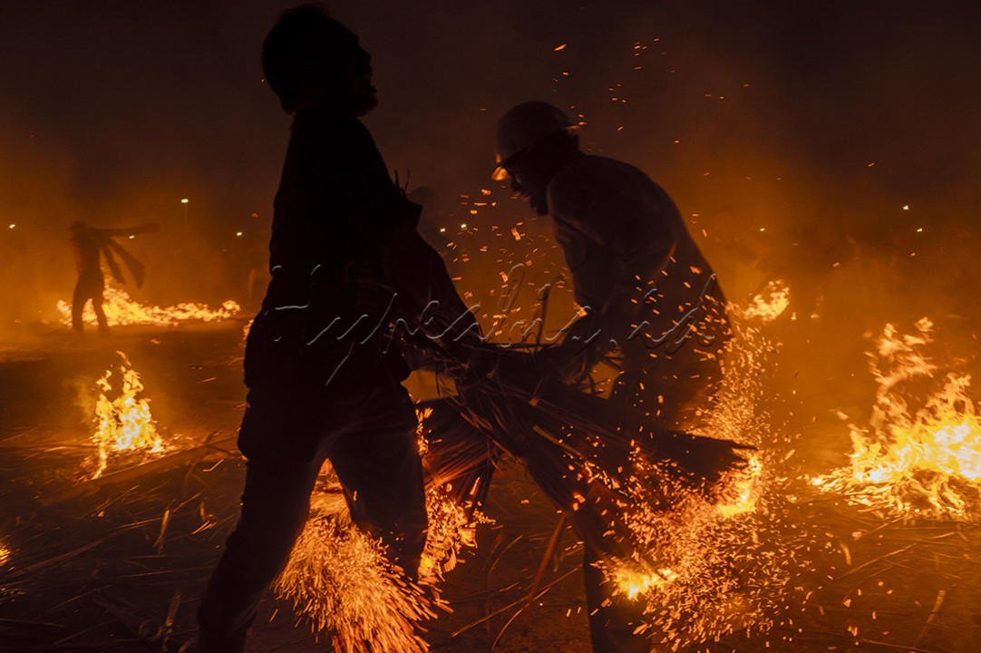 Terlihat masyarakat yang mengikuti pesta adat Sirawu Sulo (Perang Api), saling serang, saling memukul obor yang terbuat dari pelepah kelapa, mereka mengikuti acara ini dengan penuh suka cita