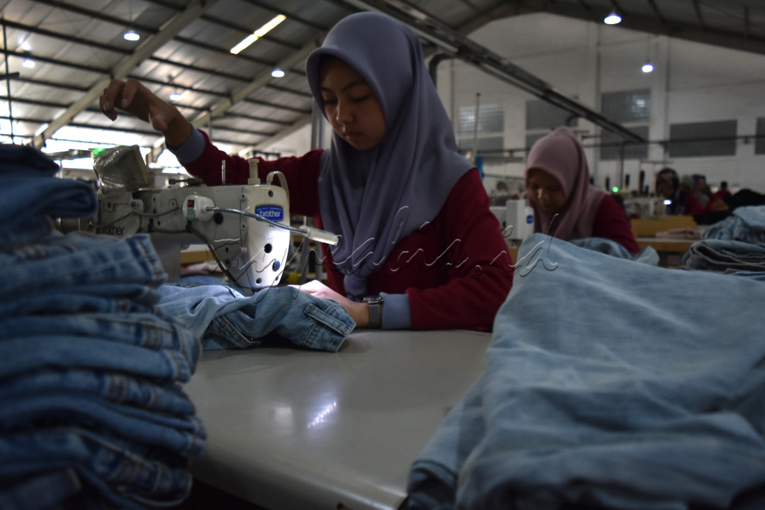 Puluhan pekerja menjahit celana anak-anak di sebuah usaha konveksi di kota Malang&nbsp; Jawa timur.&nbsp; Usaha konveksi tersebut kreativ dengan mengalihkan model busana anak-anak lebih banyak di cari&nbsp; dipasaran dengan memanfaatkan jaringan e-Commerce ditengah masuknya barang impor dari China. 5 Juli 2024