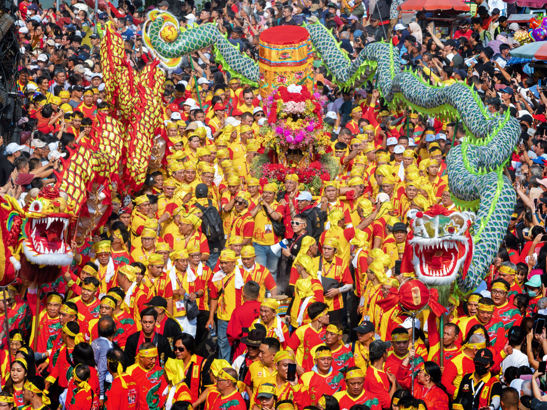 Kemeriahan 12 tahunan Gotong Toapekong adalah perayaan besar yang menyatukan komunitas dalam semangat kebersamaan dan gotong royong. Acara ini dipenuhi dengan warna-warni hiasan, musik tradisional, dan ritual keagamaan yang kaya akan budaya. Semaraknya perayaan ini tidak hanya mempererat hubungan sosial tetapi juga menginspirasi semangat membangun negeri. Partisipasi aktif masyarakat dalam acara ini menunjukkan kekuatan kolaborasi dan solidaritas, yang pada akhirnya mendorong kemajuan dan kesejahteraan bersama.