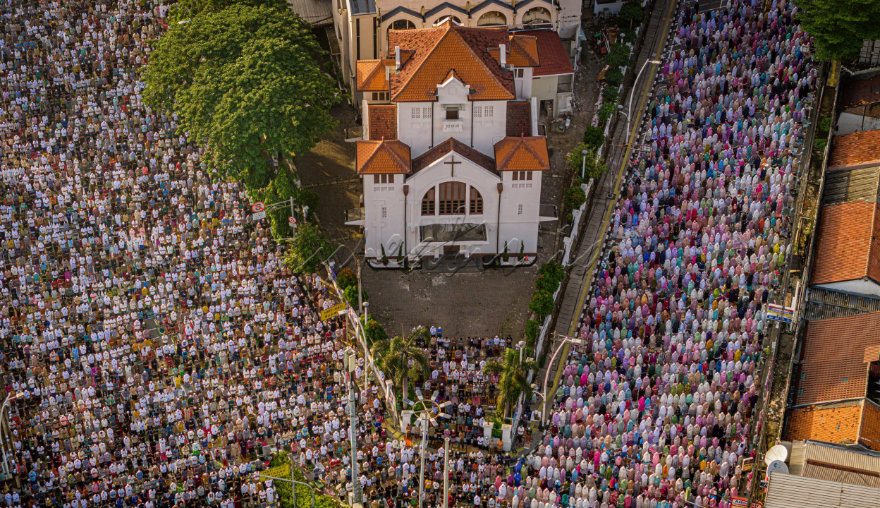 Warga Jatinegara melaksanakan Sholat ied di area Gereja Koinoia yang menunjukkan toleransi antar umat beragama