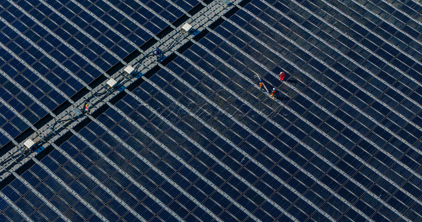 Beberapa pekerja melakukan perbaikan solar panel di PLTS cirata . PLTS cirata sendiri bisa men-supply 50 ribu rumah di yang tersebar di pulau Jawa, Madura dan Bali