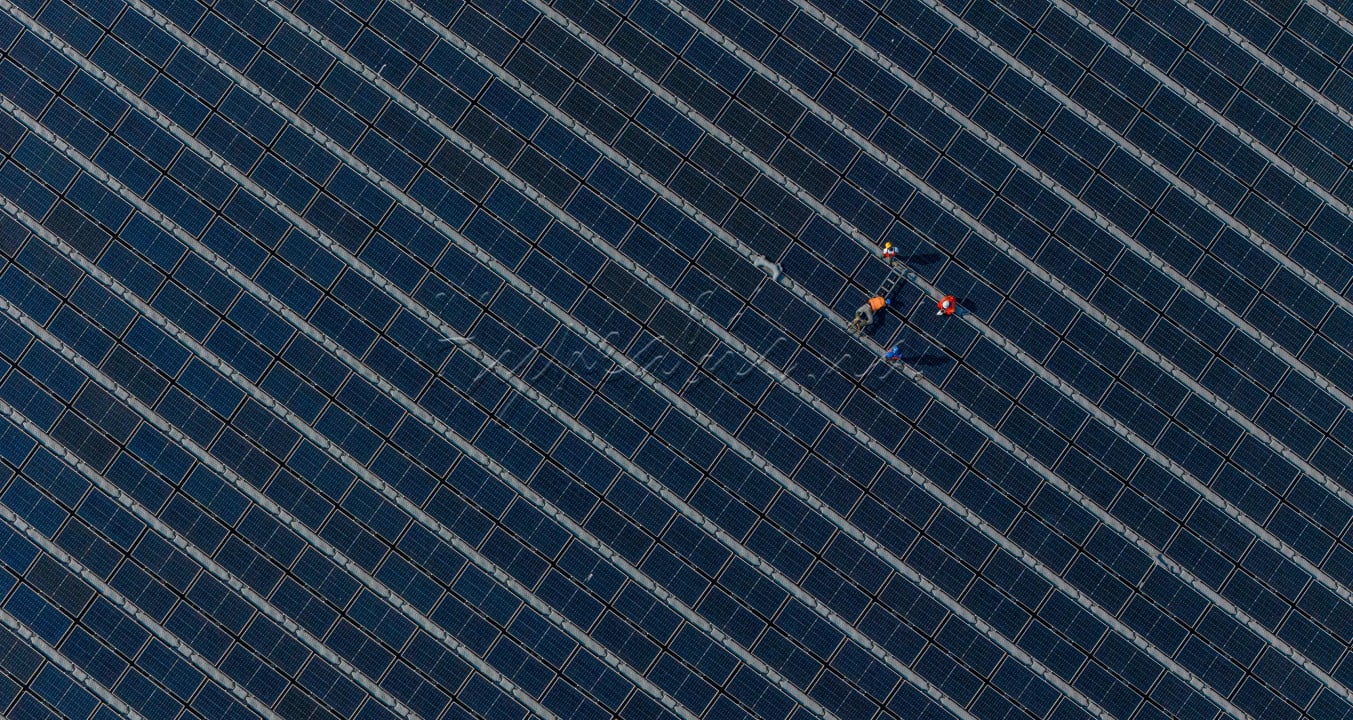 <br />
Beberapa pekerja melakukan perbaikan solar panel di PLTS cirata . PLTS cirata sendiri bisa men-supply 50 ribu rumah di yang tersebar di pulau Jawa, Madura dan Bali