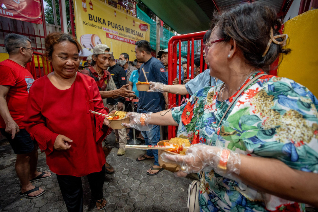 komunitas dari vihara Dharma Bakti mengadakan buka bersama gratis untuk warga sekitar yang kekurangan&nbsp;