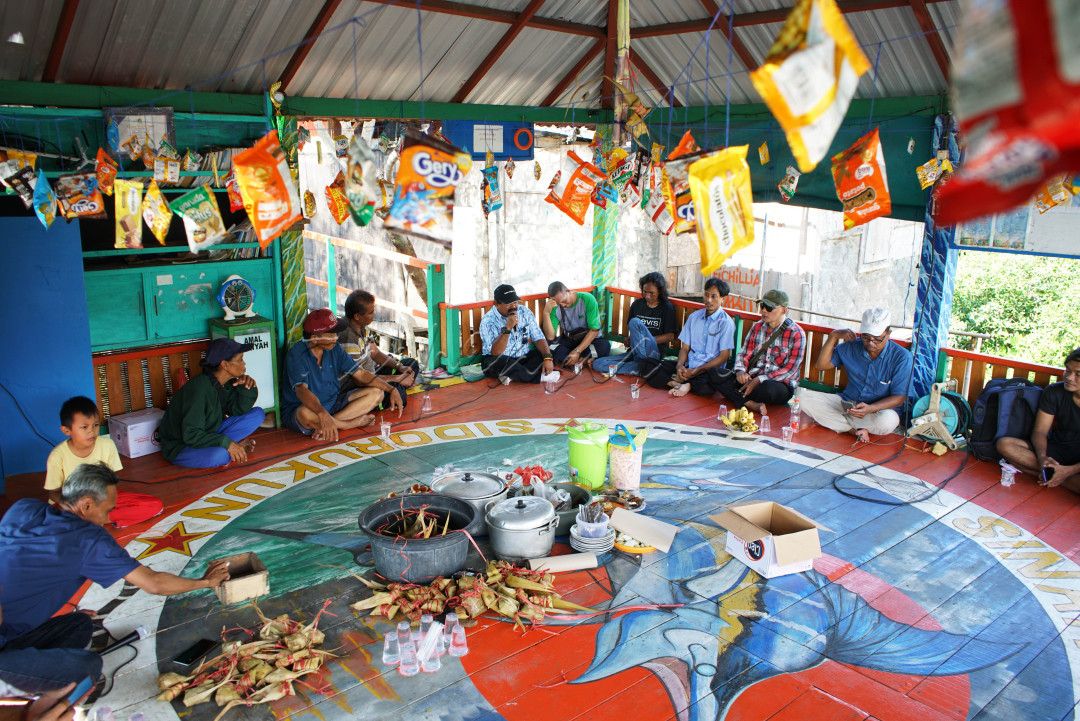 Potret Masyarakat Pesisir Desa Sidorukun, Gresik, Jawa Timur, Minggu (21/04/2024) melakukan doa bersama dalam rangka Memperingati Hari Raya Idul Fitri agar diberi keberkahan dan keselamatan bagi masyarakat khususnya pesisir