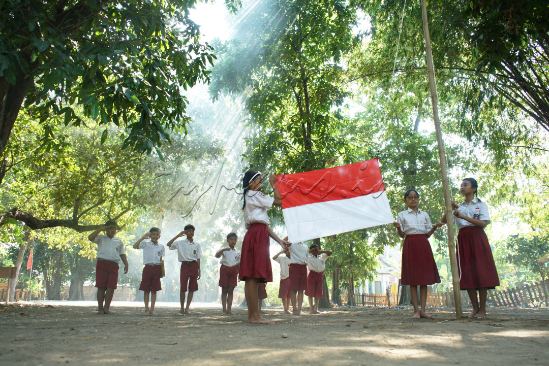 Potret Semangat Upacara Kemerdekaan Indonesia ke 79 yang dilaksanakan oleh siswa - siswi SD yang bertempat di KampungLaliGadget, Kabupaten Sidoarjo, Jawa Timur, Sabtu (17/08/2024). kegiatan ini dapat menjadikan rasa nasionalisme kecintaan generasi muda terhadap negaranya.dan adanya belajar pendidkan harapan dan cita - cita kedepan akan terwujud di Masa Depan Indonesia Emas