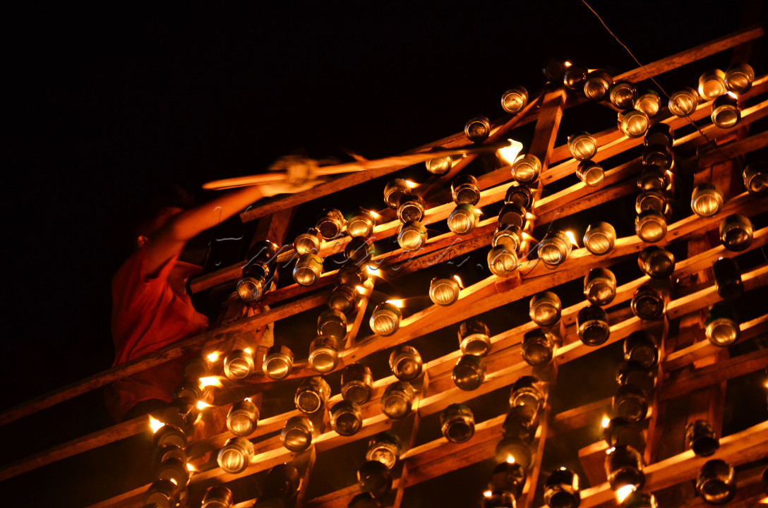 estival lampu colok merupakan tradisi turun-temurun masyarakat Melayu yang berada di Kabupaten Bengkalis, Provinsi Riau, Indonesia.<br />
<br />
Dimana setiap malam ke-27 sampai dengan malam ke-29 di Bulan Suci Ramadan, masyarakat muslim yang berada di Kabupaten Bengkalis secara serentak menyalakan lampu colok tersebut dengan beraneka rupa.<br />
<br />
Lampu colok Bengkalis telah resmi menjadi Warisan Budaya Tak Benda (WBTB) Indonesia, yang telah ditetapkan pada tahun 2021 lalu melalui Jenderal Kebudayaan Kemendikbudristek RI.<br />
<br />
Tentunya dengan status WBTB ini, Pemerintah Kabupaten Bengkalis, Provinsi Riau, Indonesia memiliki tanggung jawab untuk tetap menjaga dan melestarikannya, Sabtu malam (6/4/2024).