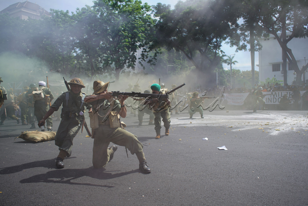 Potret Drama Kolosal dalam memperingati Hari Pahlawan di Kota Surabaya, Jawa Timur, Minggu (03/11/2024). para pahlawan dan veteran berjibaku melawan penjajah dengan senjata api&nbsp;