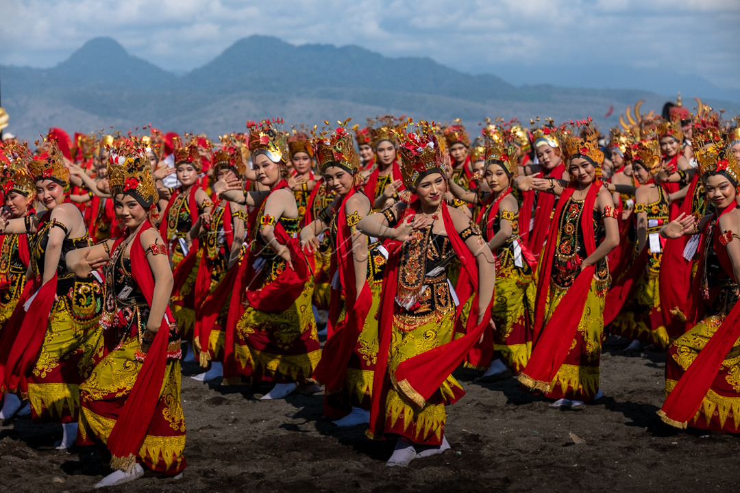 Penari Gandrung mementaskan tarian kolosal pada Festival Gandrung Sewu 2024 di Pantai Marina Boom Banyuwangi, Jawa Timur, Sabtu (26/10/2024).