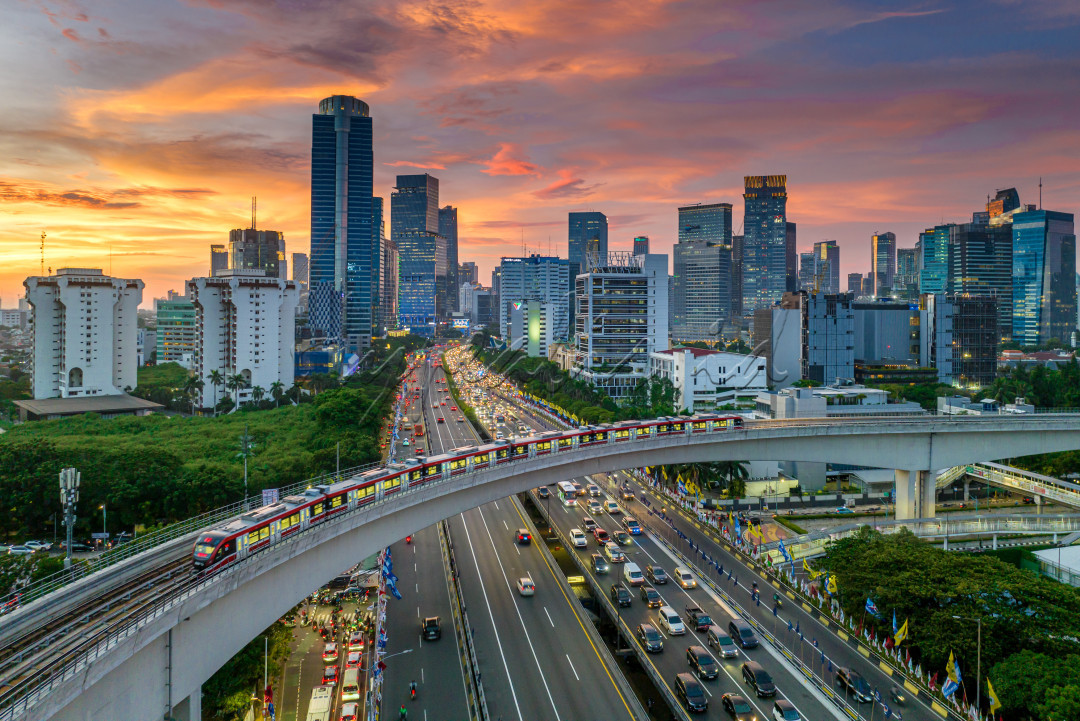 LRT merupakan moda transportasi umum baru di Jakarta,diharapkan dengan kehadiran LRT bisa membantu mengurangi kemacetan di Jakarta.