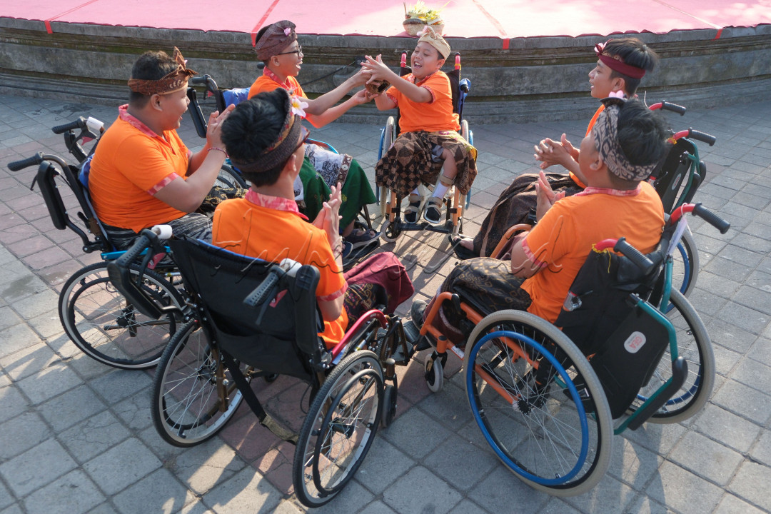Sejumlah anak penyandang disabilitas ikut memperagakan permainan tradisional saat Rare Bali Festival 2024 di Taman Budaya Bali, Denpasar, Bali, Selasa (23/7/2024). Kegiatan yang digelar untuk pelestarian budaya permainan tradisional sekaligus merayakan Hari Anak Nasional tersebut diikuti puluhan anak-anak penyandang disabilitas yang begitu semangat dan penuh kebersamaan.<br />
&nbsp;