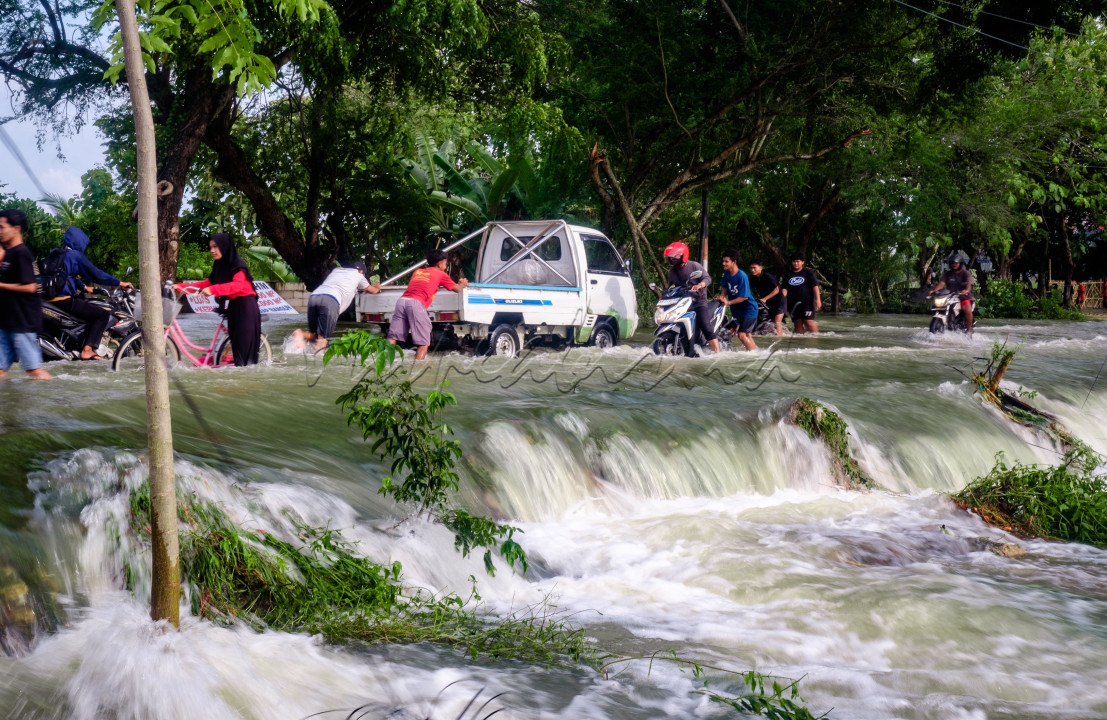 krna sikap peduli sesama juga gotong royong adalah budaya bangsa indonesia.<br />
seperti yg terlihat ketika banjir menerjang di jln.raya purwodadi-pati,dengan sigap masyarakat bahu-membahu membantu mendorong kendaraan yg mogok.<br />
budaya&nbsp; gotong royong dan karakter peduli sesama harus selalu tumbuh dan terjaga sbgai identitas sebuah bangsa yg besar.