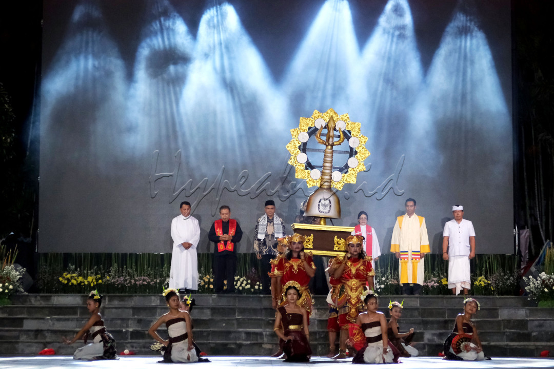Seniman dan sejumlah tokoh lintas agama menampilkan inagurasi pengantar doa saat acara Harmoni Demokrasi Bali Shanti Lan Jagaditha di Pelataran Timur Bajra Shandi, Denpasar, Bali, Sabtu (23/11/2024). Kegiatan yang digelar KPU Provinsi Bali tersebut merupakan pelaksanaan penutupan kampanye Pemilihan Gubernur dan Wakil Gubernur Bali Tahun 2024 sekaligus doa bersama supaya pelaksanaan Pilkada 2024 berjalan lancar, damai, dan aman.