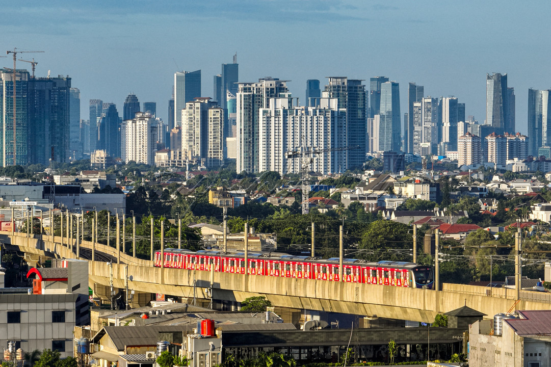 MRT dengan latar belakang gedung-gedung pencakar langit Jakarta.